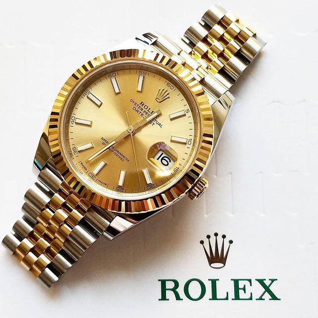 The champagne dials fake watches have date windows.