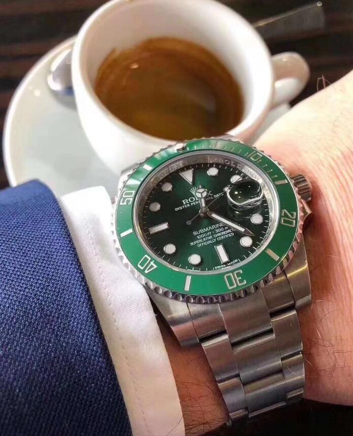 The Oystersteel replica watches have green dials.